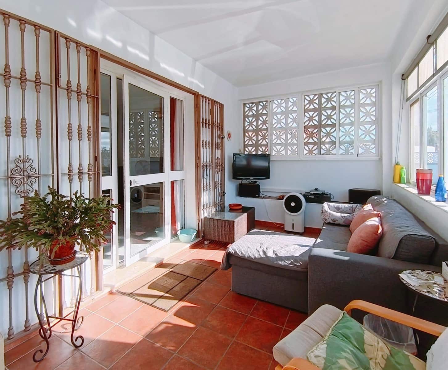 4 bedroom Villa for sale in Chiclana de la Frontera with pool garage - € 295,000 (Ref: 9794828)