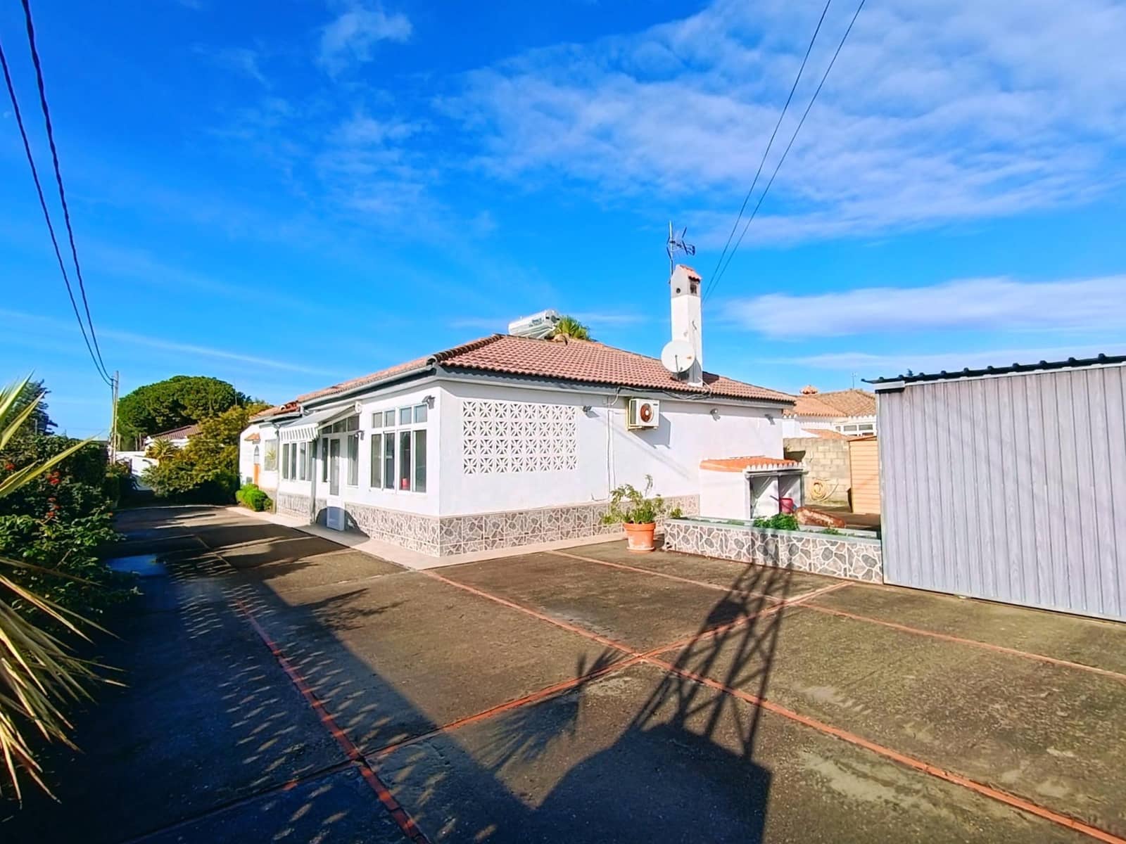 4 bedroom Villa for sale in Chiclana de la Frontera with pool garage - € 295,000 (Ref: 9794828)