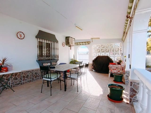 4 bedroom Villa for sale in Chiclana de la Frontera with pool garage - € 295,000 (Ref: 9794828)