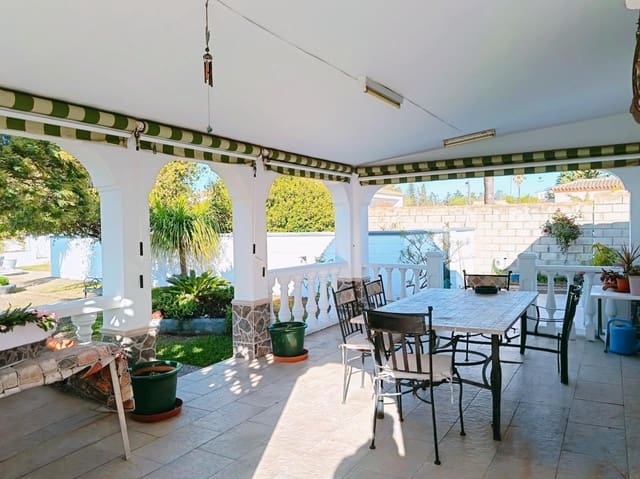 4 bedroom Villa for sale in Chiclana de la Frontera with pool garage - € 295,000 (Ref: 9794828)