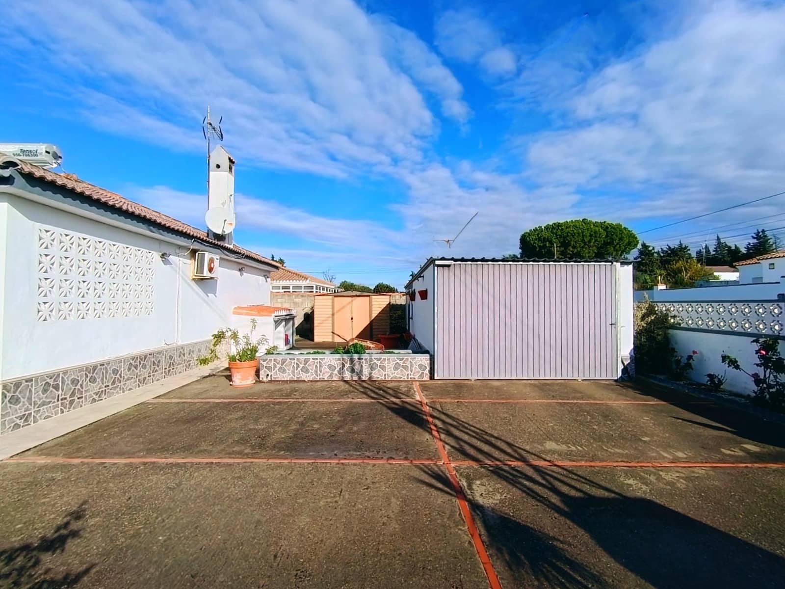 4 bedroom Villa for sale in Chiclana de la Frontera with pool garage - € 295,000 (Ref: 9794828)