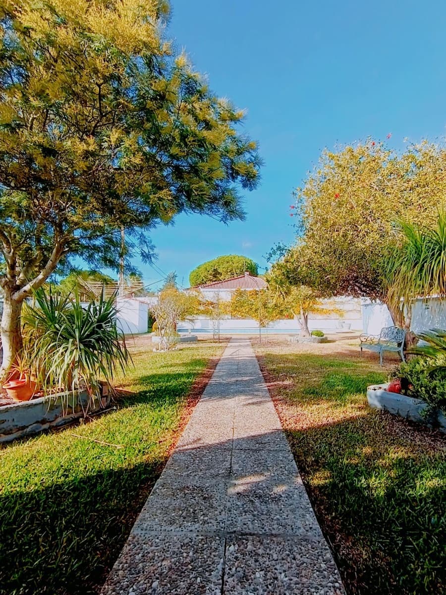 4 bedroom Villa for sale in Chiclana de la Frontera with pool garage - € 295,000 (Ref: 9794828)