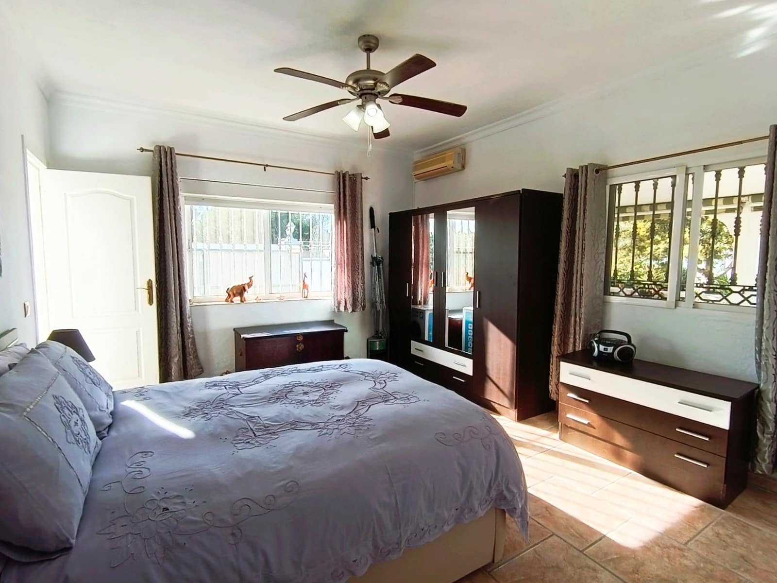 4 bedroom Villa for sale in Chiclana de la Frontera with pool garage - € 295,000 (Ref: 9794828)