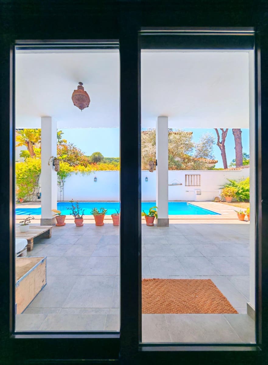 4 bedroom Villa for sale in Chiclana de la Frontera with pool garage - € 599,000 (Ref: 9855618)