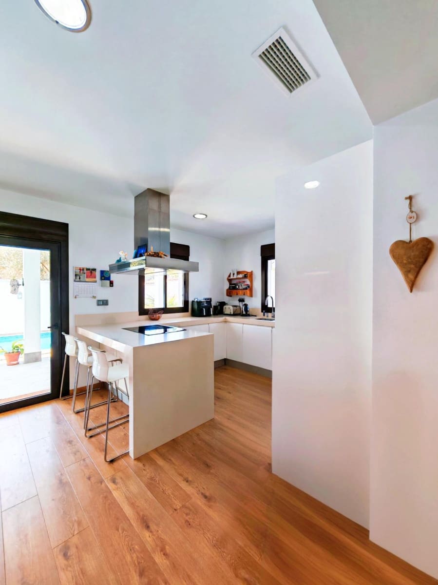 4 bedroom Villa for sale in Chiclana de la Frontera with pool garage - € 599,000 (Ref: 9855618)