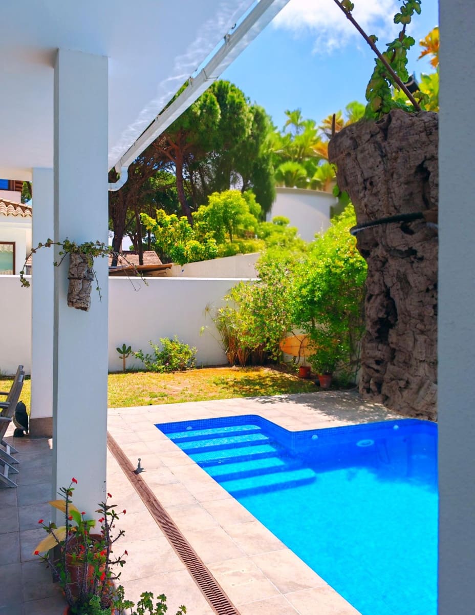 4 bedroom Villa for sale in Chiclana de la Frontera with pool garage - € 599,000 (Ref: 9855618)