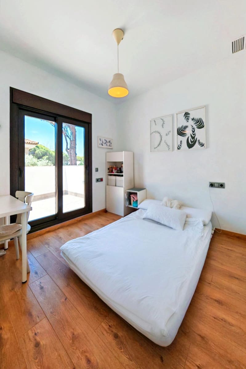 4 bedroom Villa for sale in Chiclana de la Frontera with pool garage - € 599,000 (Ref: 9855618)
