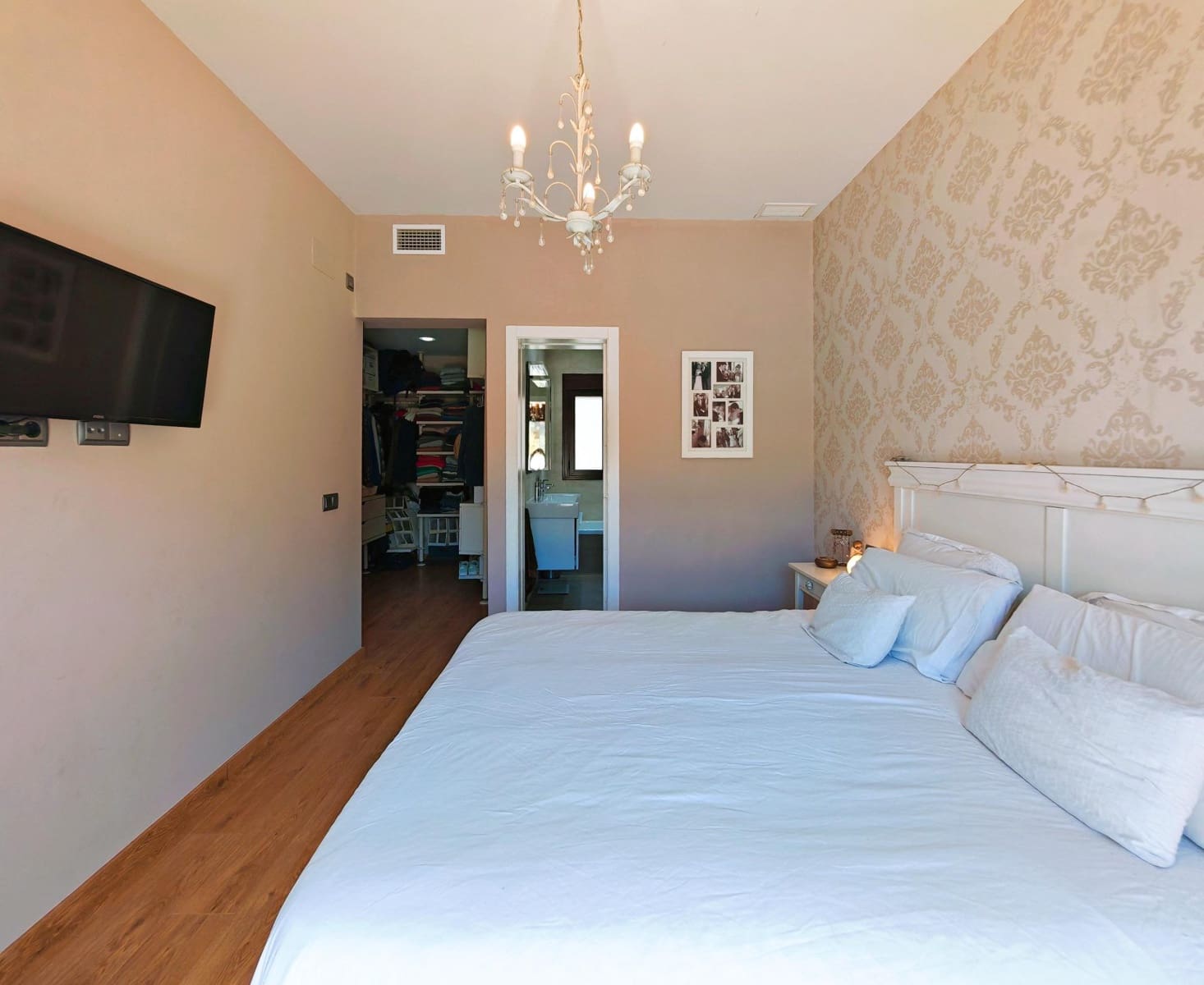 4 bedroom Villa for sale in Chiclana de la Frontera with pool garage - € 599,000 (Ref: 9855618)