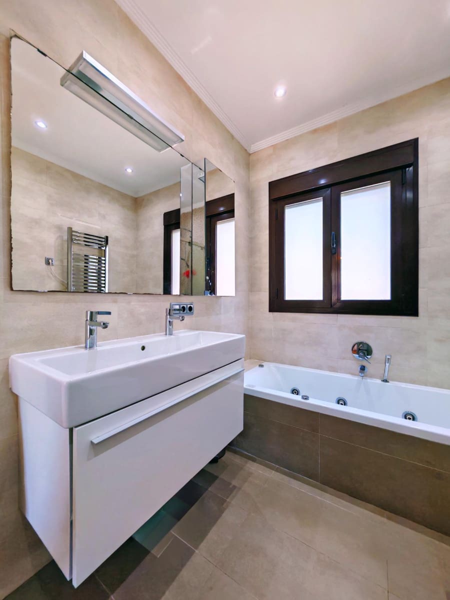 4 bedroom Villa for sale in Chiclana de la Frontera with pool garage - € 599,000 (Ref: 9855618)