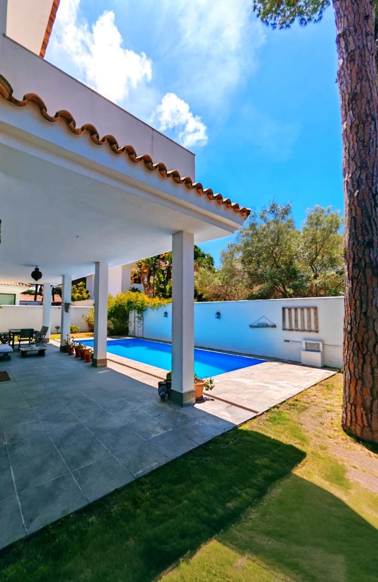 4 bedroom Villa for sale in Chiclana de la Frontera with pool garage - € 599,000 (Ref: 9855618)