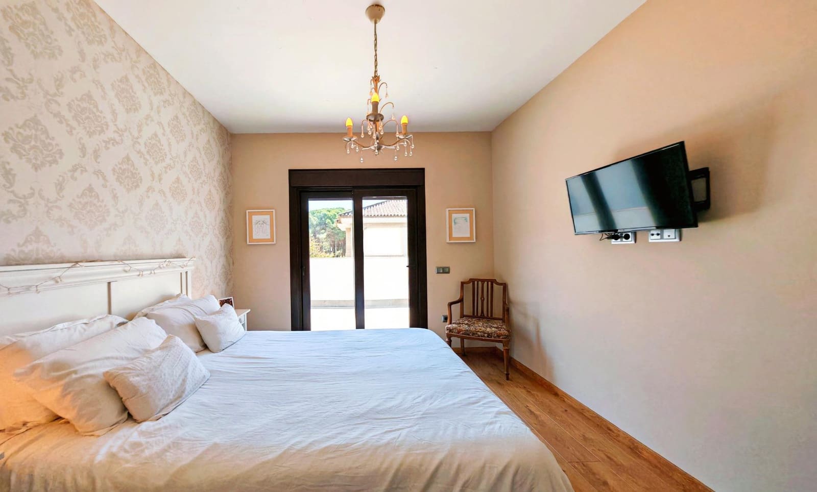 4 bedroom Villa for sale in Chiclana de la Frontera with pool garage - € 599,000 (Ref: 9855618)