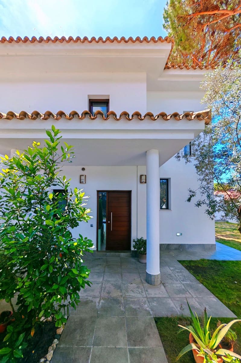 4 bedroom Villa for sale in Chiclana de la Frontera with pool garage - € 599,000 (Ref: 9855618)