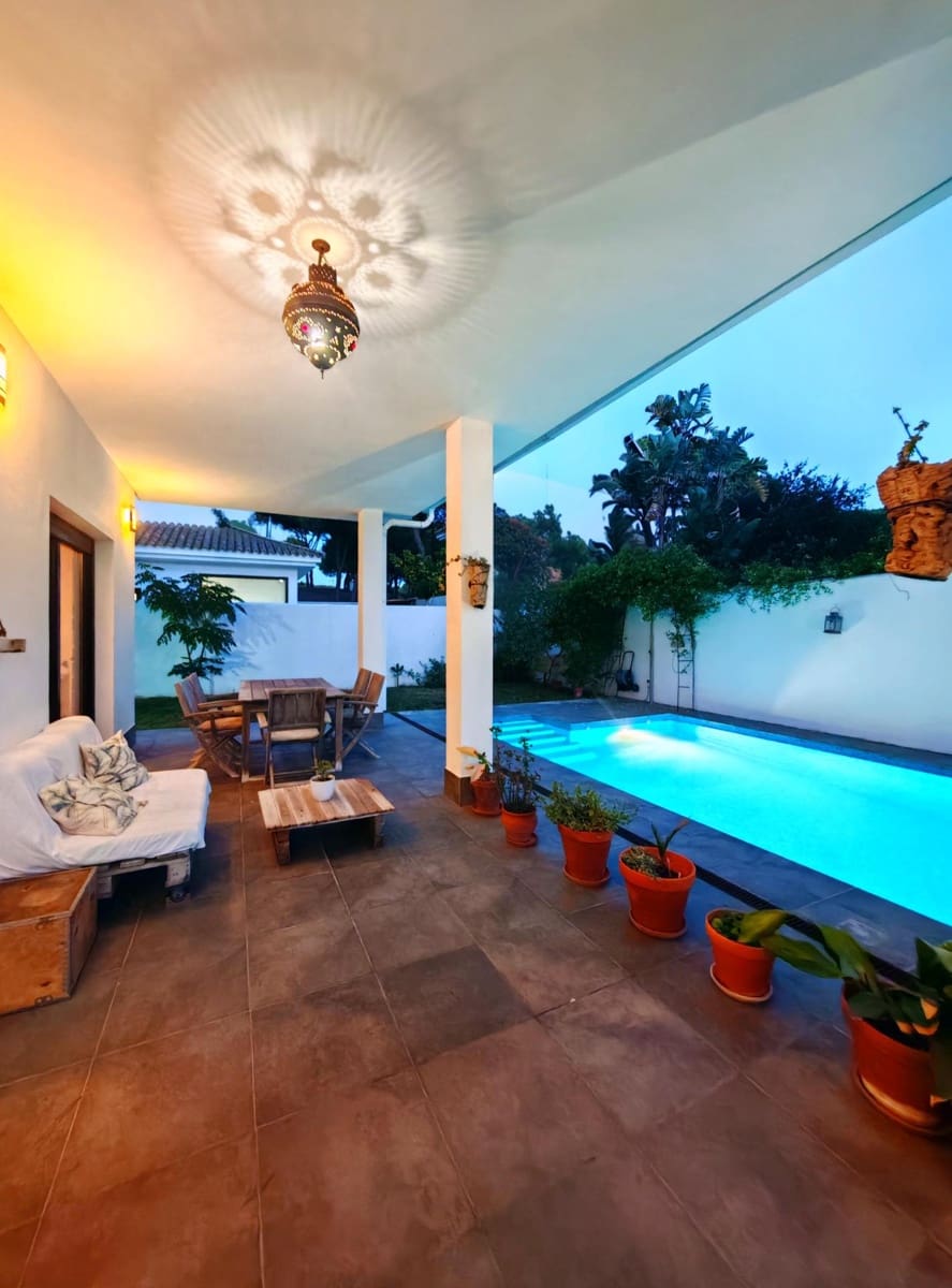 4 bedroom Villa for sale in Chiclana de la Frontera with pool garage - € 599,000 (Ref: 9855618)