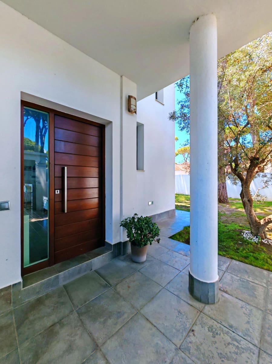 4 bedroom Villa for sale in Chiclana de la Frontera with pool garage - € 599,000 (Ref: 9855618)