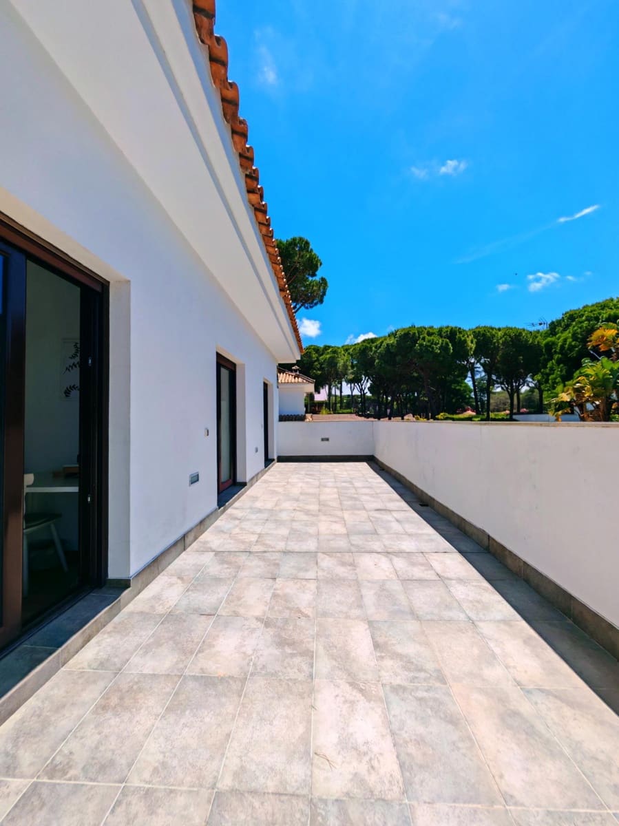 4 bedroom Villa for sale in Chiclana de la Frontera with pool garage - € 599,000 (Ref: 9855618)