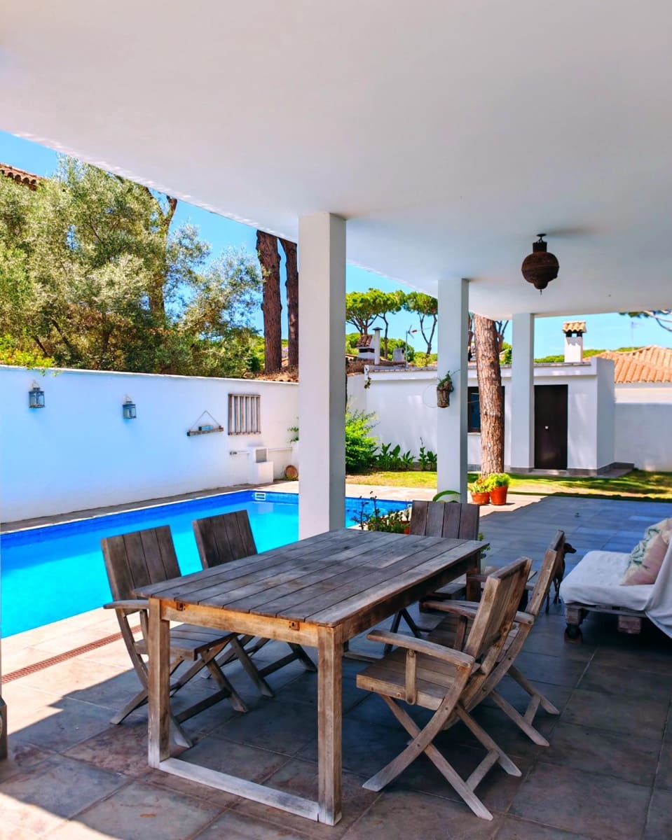 4 bedroom Villa for sale in Chiclana de la Frontera with pool garage - € 599,000 (Ref: 9855618)