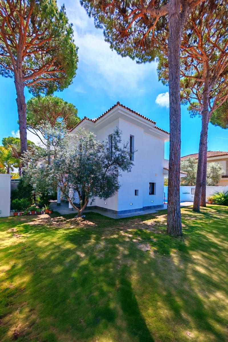 4 bedroom Villa for sale in Chiclana de la Frontera with pool garage - € 599,000 (Ref: 9855618)
