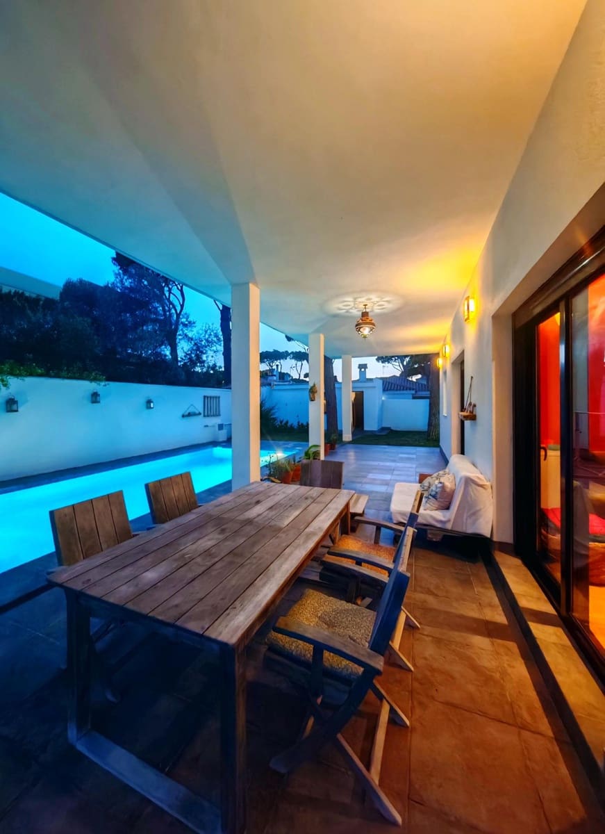 4 bedroom Villa for sale in Chiclana de la Frontera with pool garage - € 599,000 (Ref: 9855618)