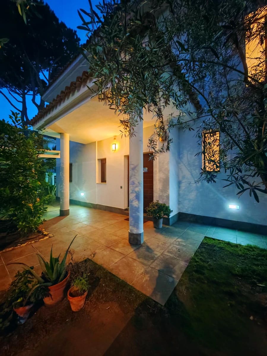 4 bedroom Villa for sale in Chiclana de la Frontera with pool garage - € 599,000 (Ref: 9855618)