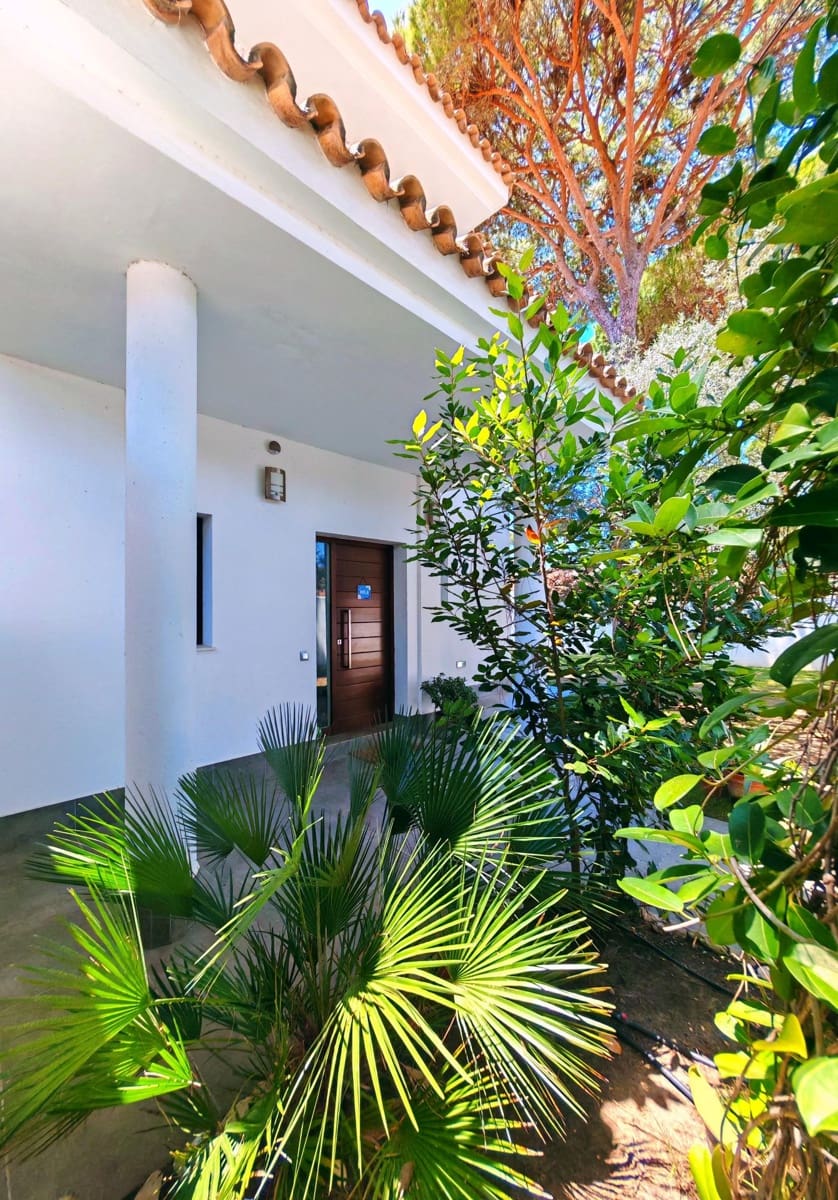 4 bedroom Villa for sale in Chiclana de la Frontera with pool garage - € 599,000 (Ref: 9855618)