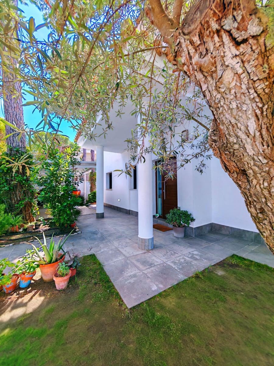 4 bedroom Villa for sale in Chiclana de la Frontera with pool garage - € 599,000 (Ref: 9855618)