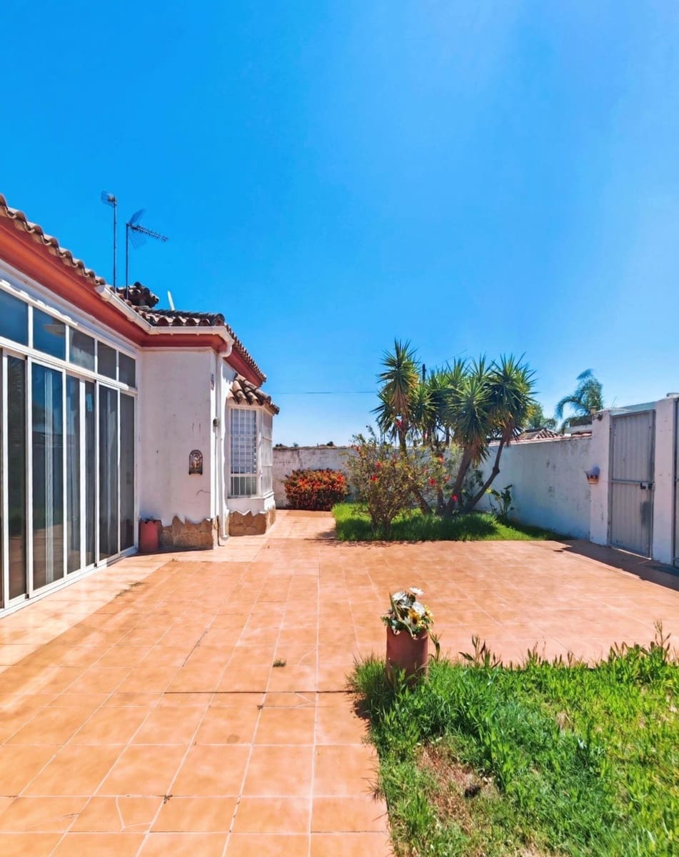 3 bedroom Villa for sale in El Puerto de Santa Maria with pool - € 235,000 (Ref: 9929516)