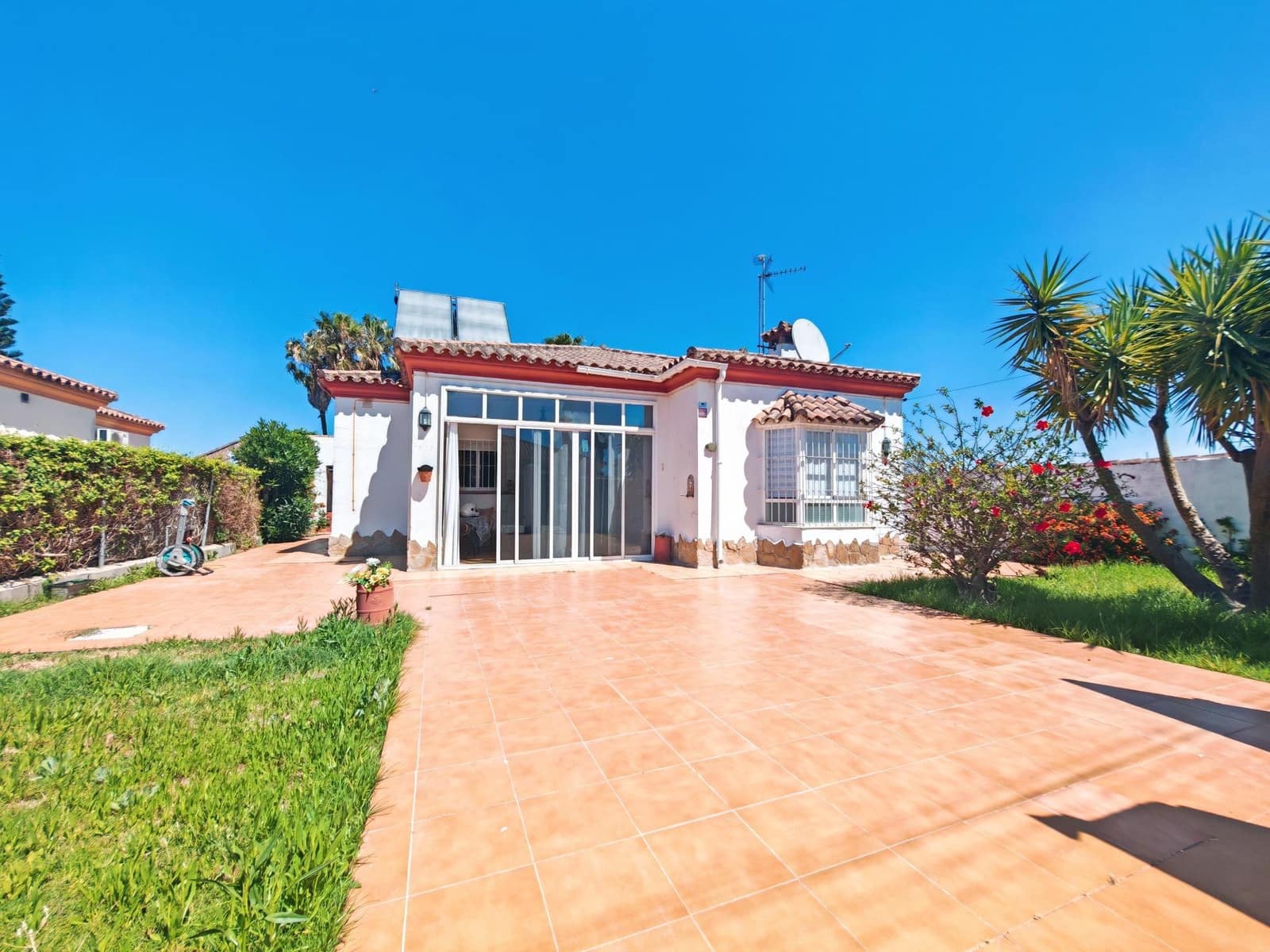 3 bedroom Villa for sale in El Puerto de Santa Maria with pool - € 235,000 (Ref: 9929516)