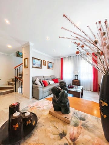 4 soverom Rekkehus til salgs i San Fernando med garasje - € 349 000 (Ref: 9940108)