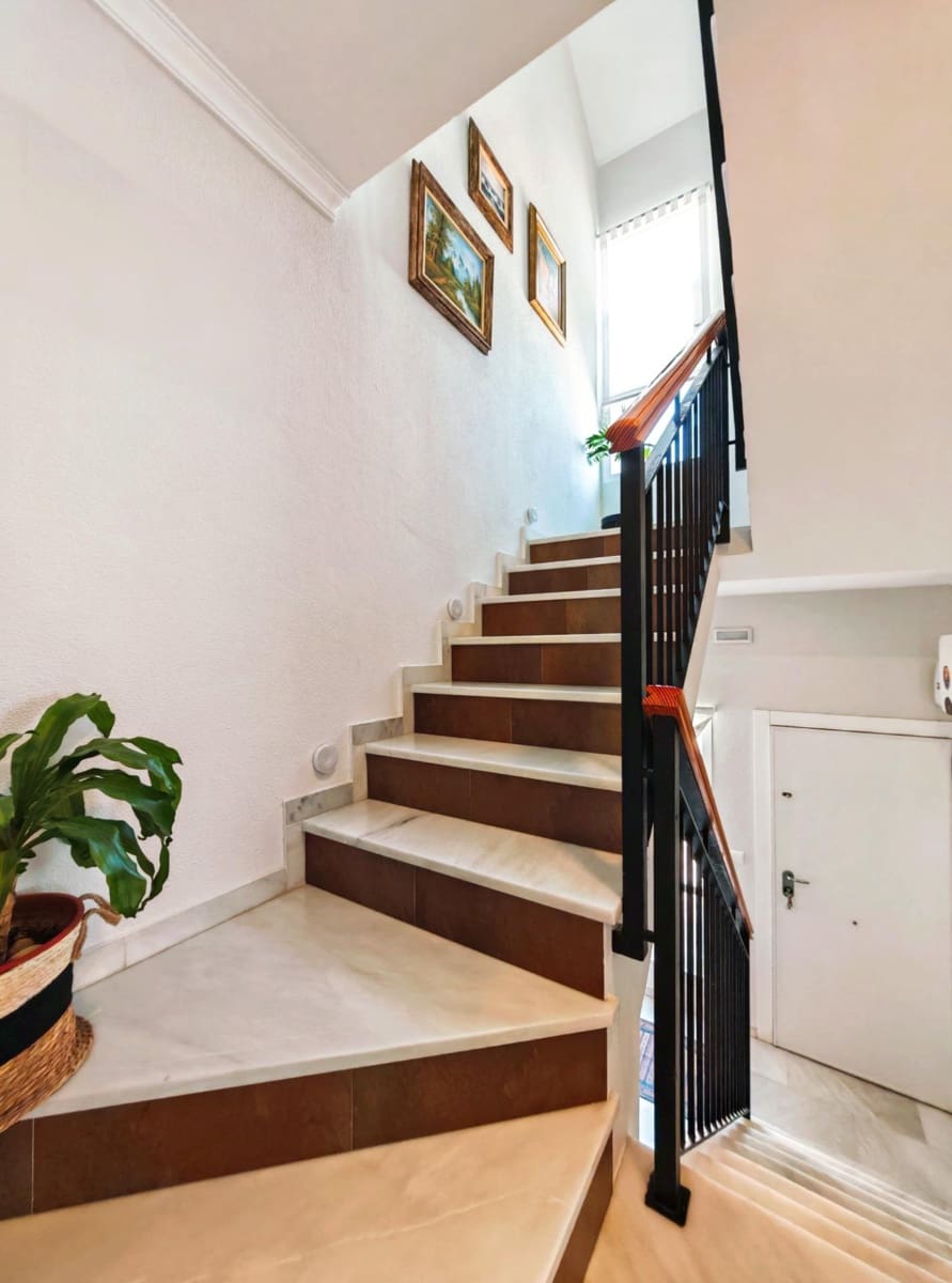 4 soverom Rekkehus til salgs i San Fernando med garasje - € 349 000 (Ref: 9940108)