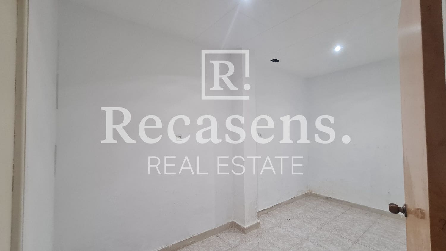 Erhverv til leje i Valencia by - € 2.700 (Ref: 6516640)