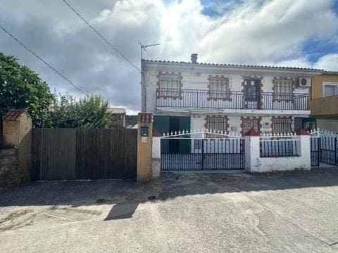 6 bedroom Townhouse for sale in Valencia de Alcántara with garage - € 120,000 (Ref: 9201893)