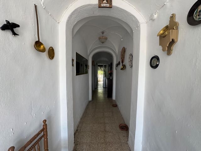 4 bedroom Townhouse for sale in Valencia de Alcántara with garage - € 66,000 (Ref: 9201894)