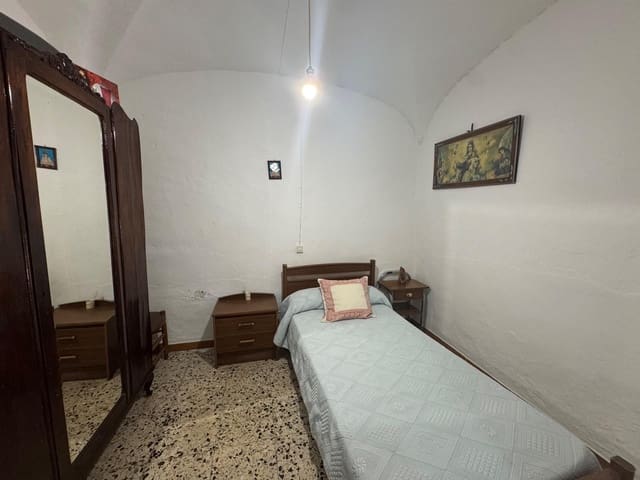 4 bedroom Townhouse for sale in Valencia de Alcántara with garage - € 66,000 (Ref: 9201894)