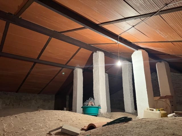 4 bedroom Townhouse for sale in Valencia de Alcántara with garage - € 66,000 (Ref: 9201894)