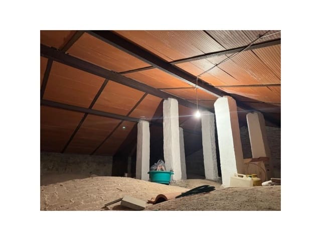 Casa de 4 habitaciones en Valencia de Alcántara en venta - 66.000 € (Ref: 9201894)