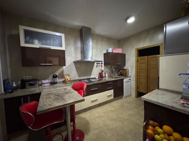 4 bedroom Townhouse for sale in Alburquerque with garage - € 75,000 (Ref: 9201907)