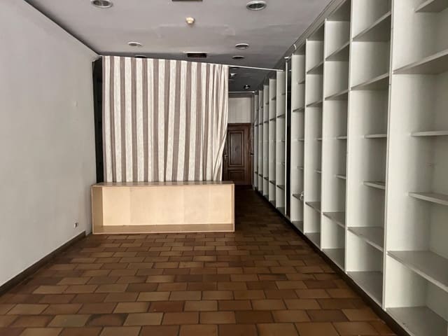 Commercial for rent in Casco Antiguo, Badajoz city with garage - € 700 (Ref: 9201911)