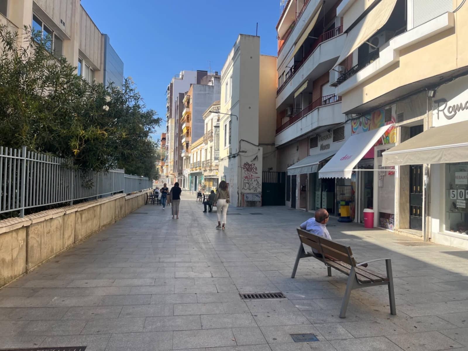 Kommersiell til leie i Badajoz by med garasje - € 700 (Ref: 9201911)