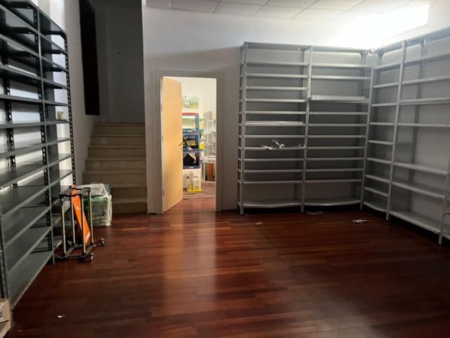 Commercial for rent in Casco Antiguo, Badajoz city with garage - € 700 (Ref: 9201911)