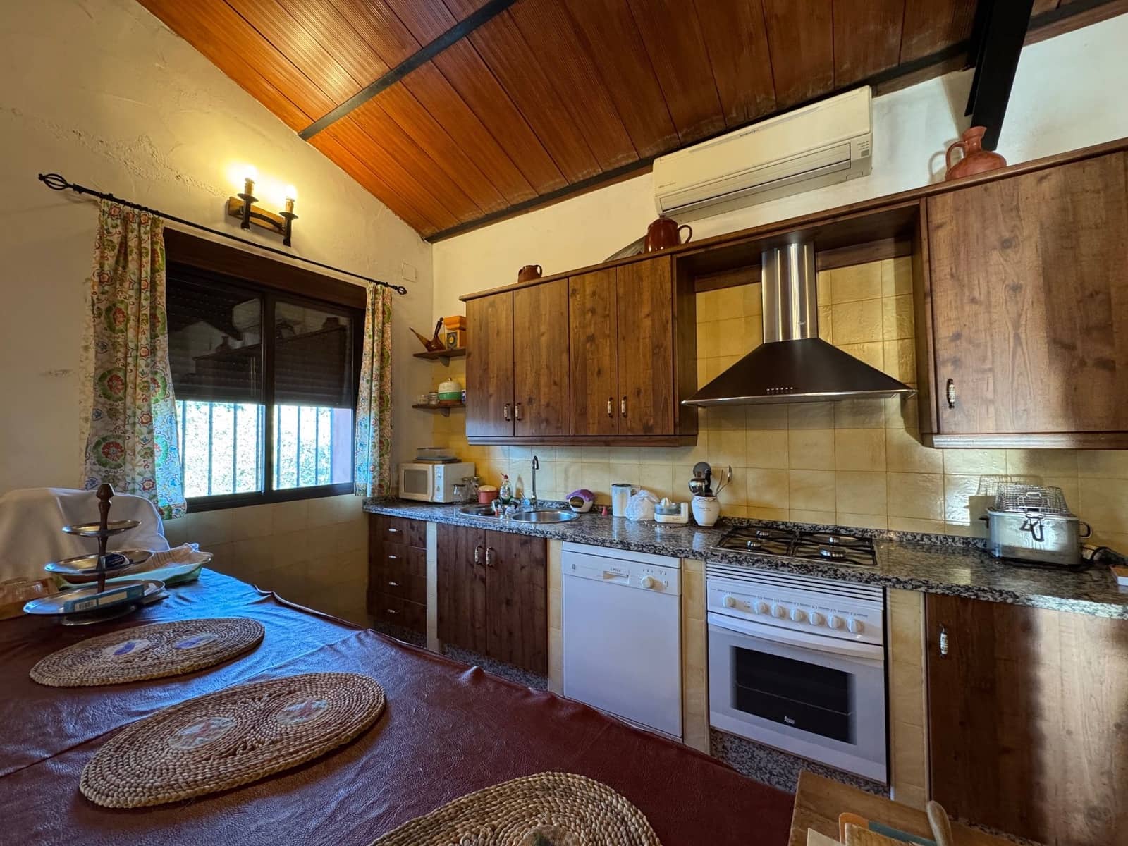 6 slaapkamer Villa te koop in San Vicente de Alcantara met garage - € 650.000 (Ref: 9303059)