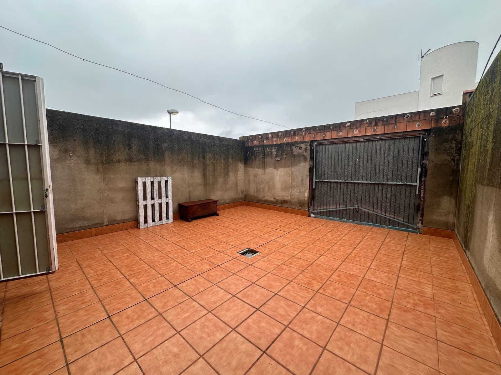 3 bedroom Semi-detached Villa for sale in Villar del Rey - € 100,000 (Ref: 9465200)