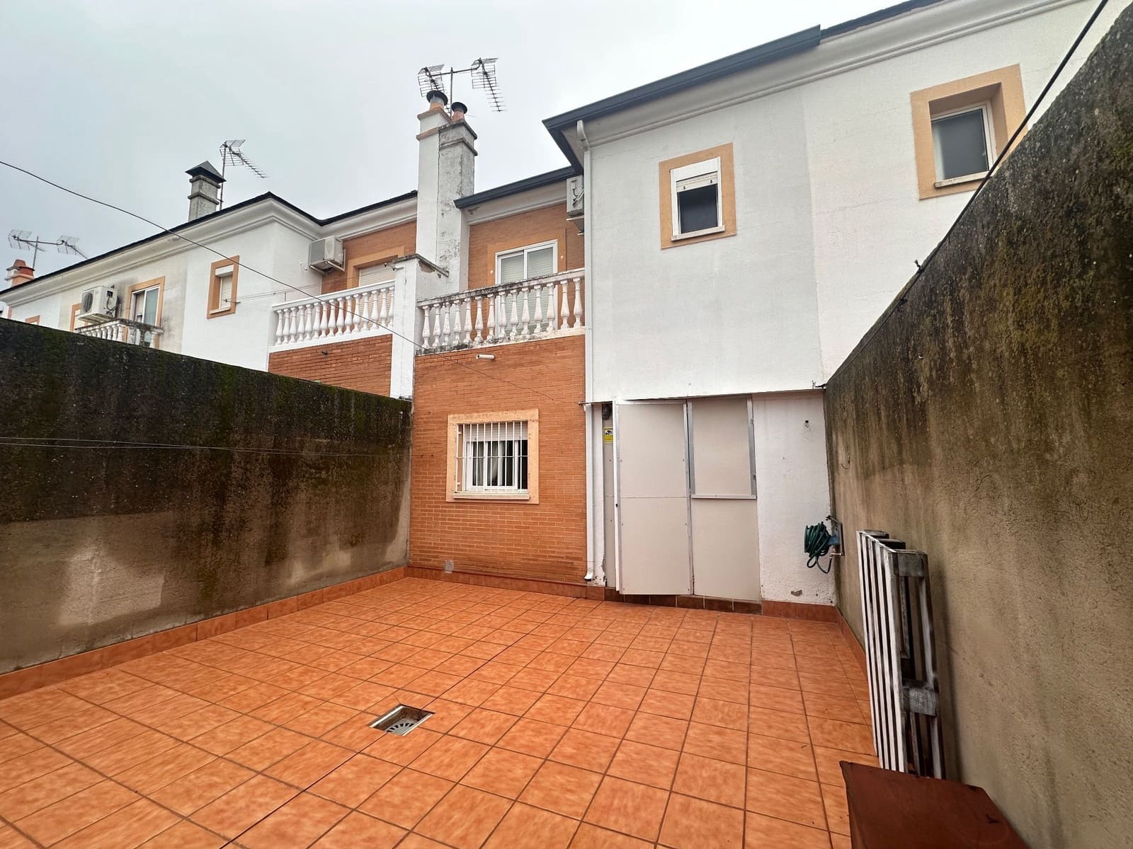 3 bedroom Semi-detached Villa for sale in Villar del Rey - € 100,000 (Ref: 9465200)