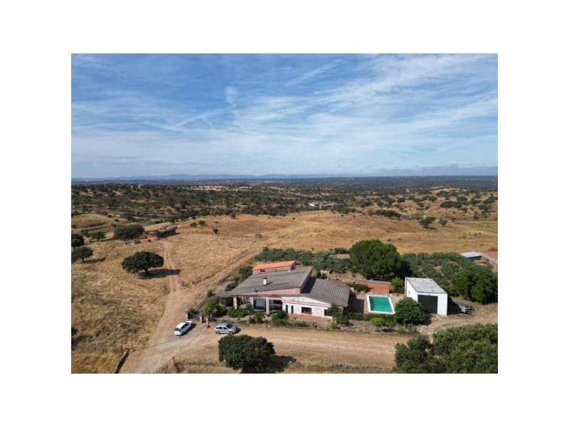 Finca/Casa Rural de 4 habitaciones en Santiago de Alcántara en venta con piscina - 195.000 € (Ref: 9643342)