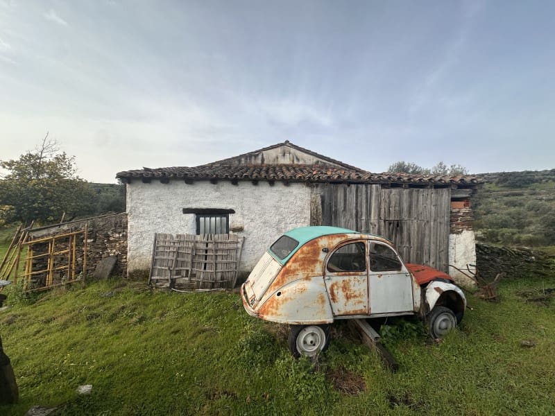 2 bedroom Finca/Country House for sale in Valencia de Alcantara - € 45,000 (Ref: 9735401)