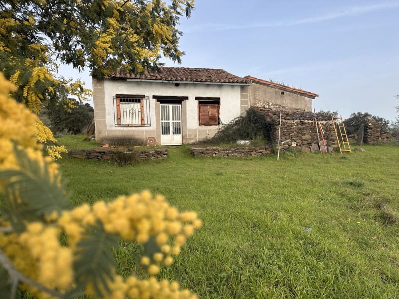 2 bedroom Finca/Country House for sale in Valencia de Alcantara - € 45,000 (Ref: 9735401)