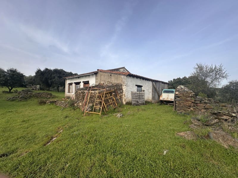 2 bedroom Finca/Country House for sale in Valencia de Alcantara - € 45,000 (Ref: 9735401)