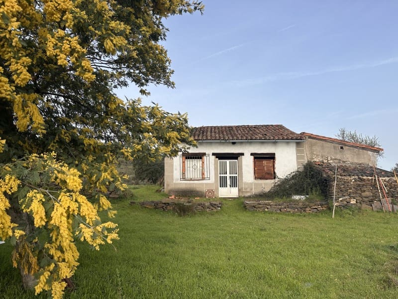 2 bedroom Finca/Country House for sale in Valencia de Alcantara - € 45,000 (Ref: 9735401)