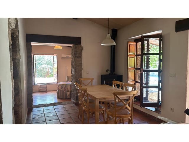 2 bedroom Villa for rent in Valencia de Alcántara - € 950 (Ref: 9890032)