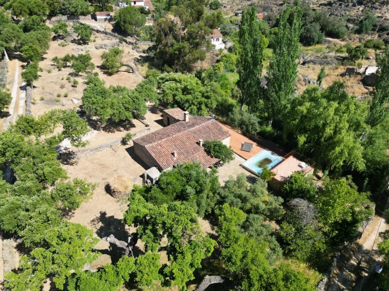 2 makuuhuone Huvila vuokrattavana paikassa Valencia de Alcantara mukana uima-altaan 
autotalli - 950 € (Ref: 9890032)