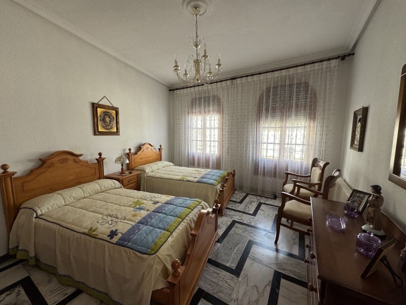 Chalet de 11 habitaciones en Valencia de las Torres en venta con piscina garaje - 212.000 € (Ref: 9933737)